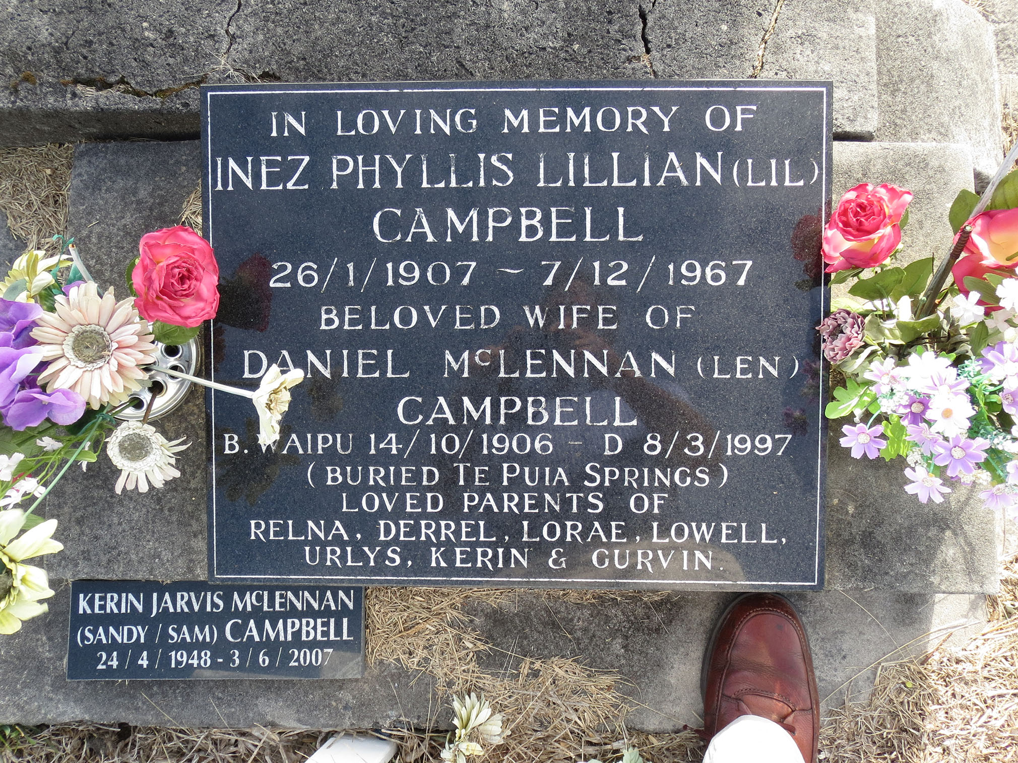 Photo of headstones/Daniel McLennan Campbell d1997 plaque Waipu